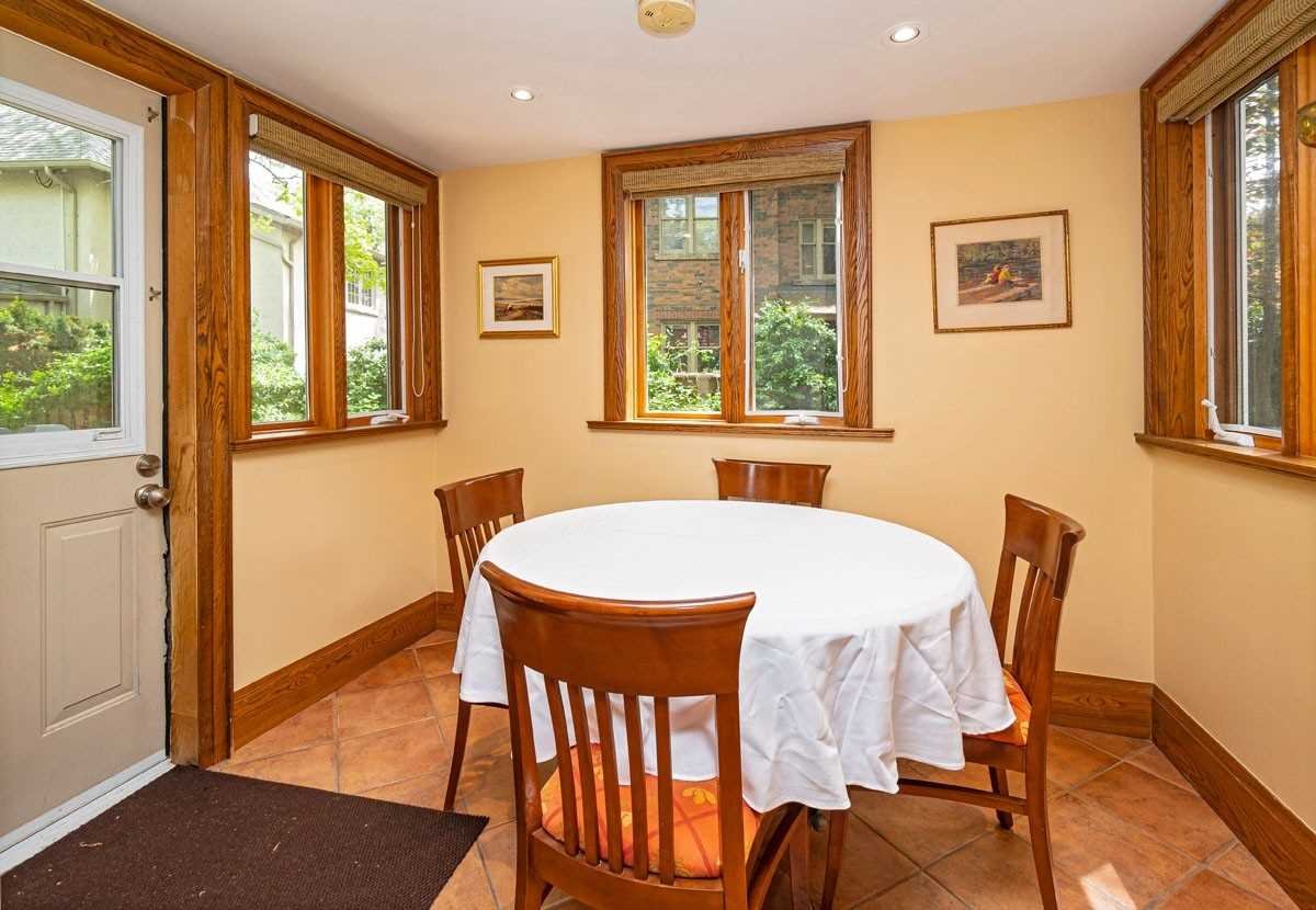 Breakfast nook before renovation