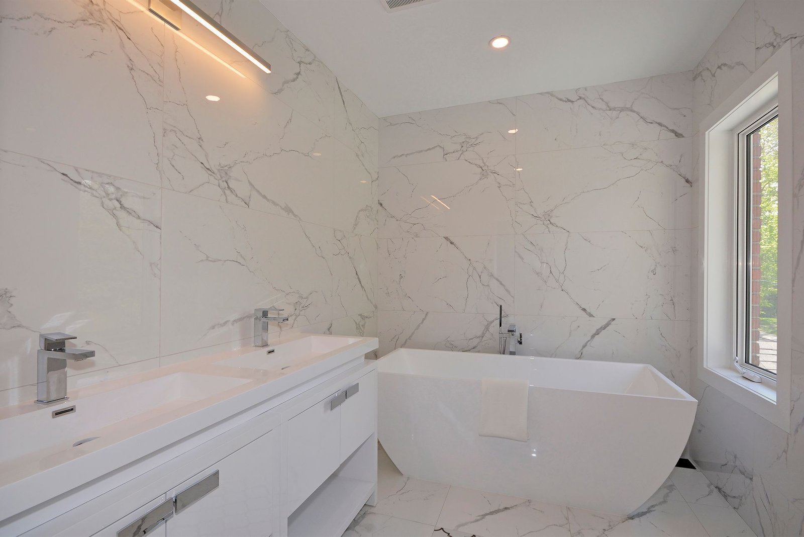 Master ensuite with freestanding tub