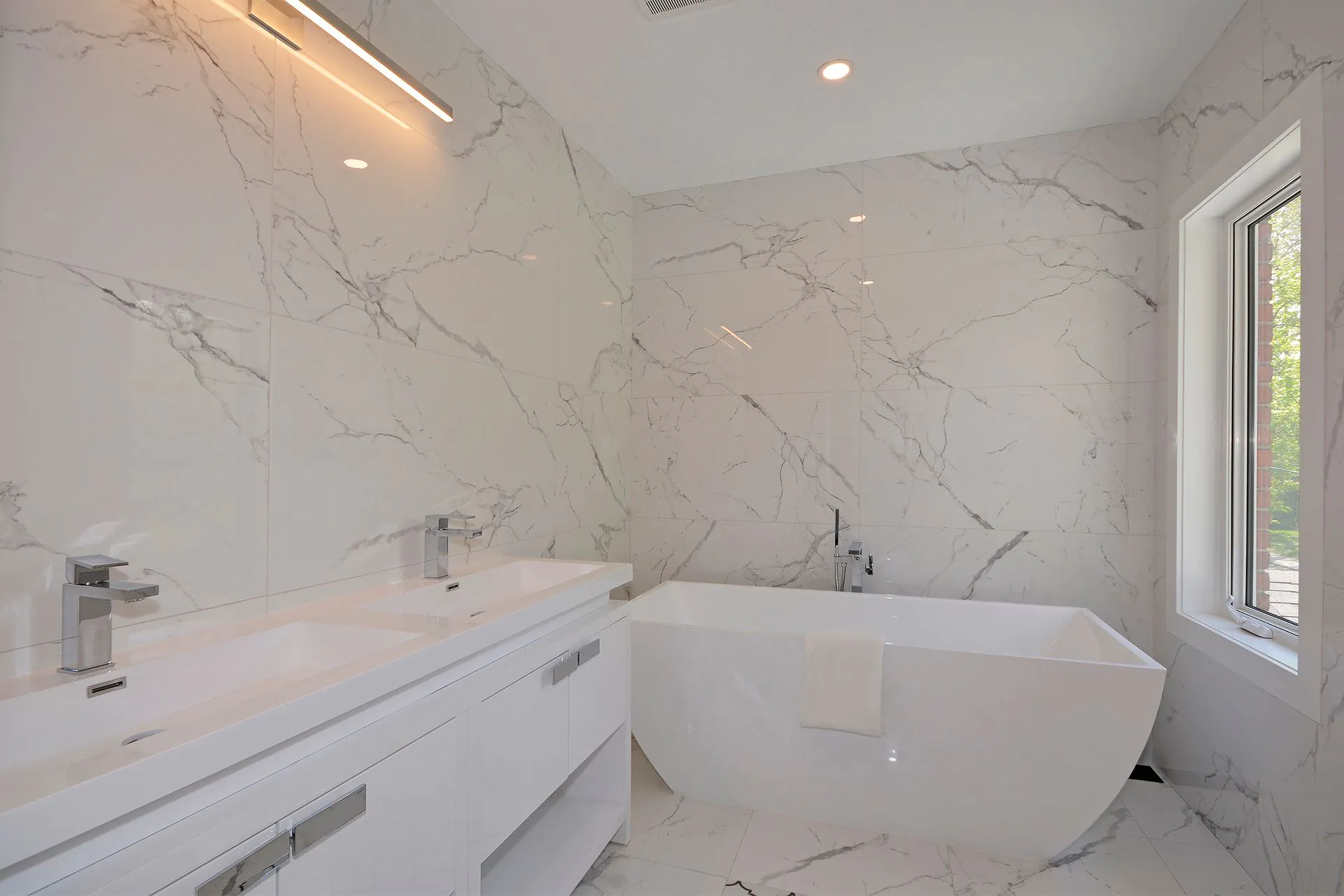 Master ensuite with freestanding tub